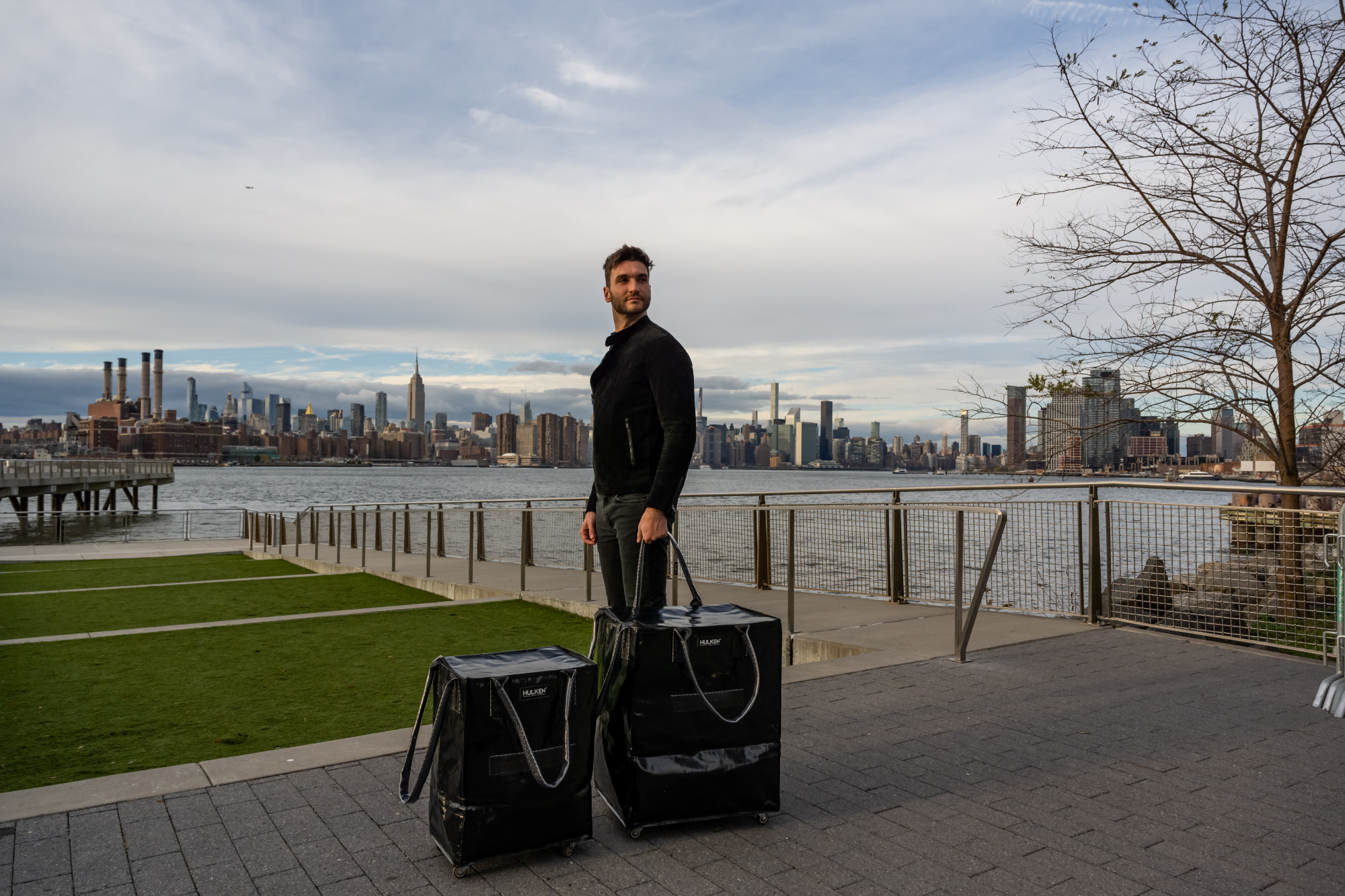 Man tote online