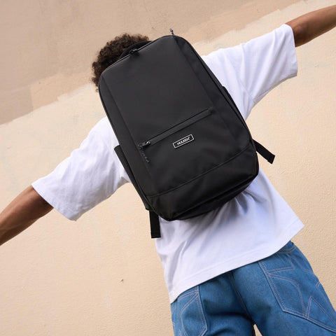 Man wearing a Hulken backpack on his shoulders